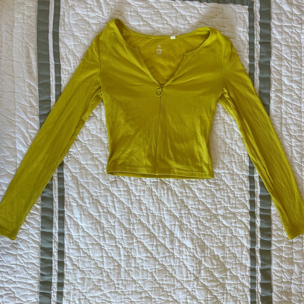Cute long sleeve shirt! Size xs